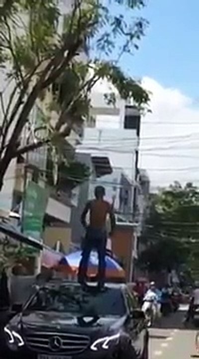 Khống chế ngáo đá nhảy nóc ô tô, đánh người