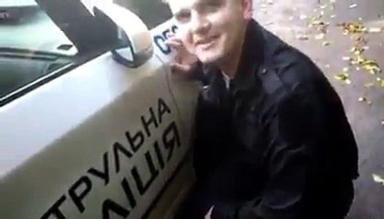 Сотрудник новой патрульной полиции облизывает Prius