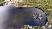 Ce lac se vide par un trou au milieu de l'eau - Vue aérienne du Covão dos Conchos au portugal