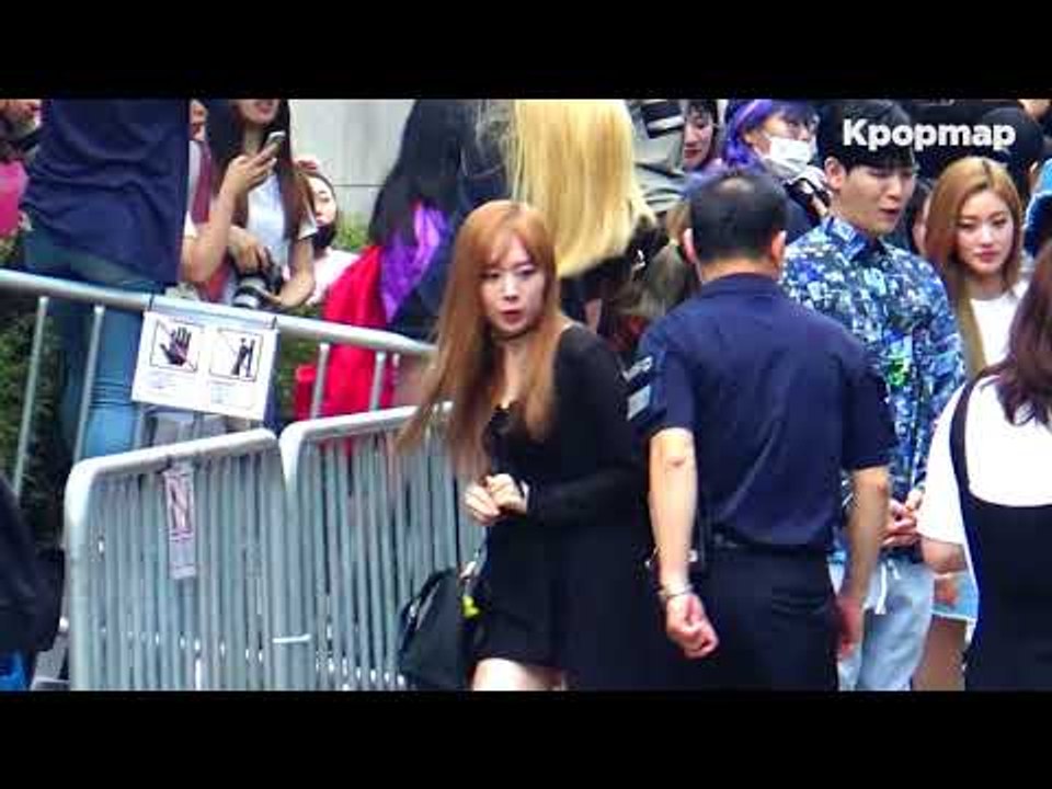 170825 SONAMO (소나무) arriving at Music Bank @Kpopmap