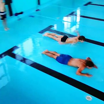 Nager dans une piscine sans eau (Vide)