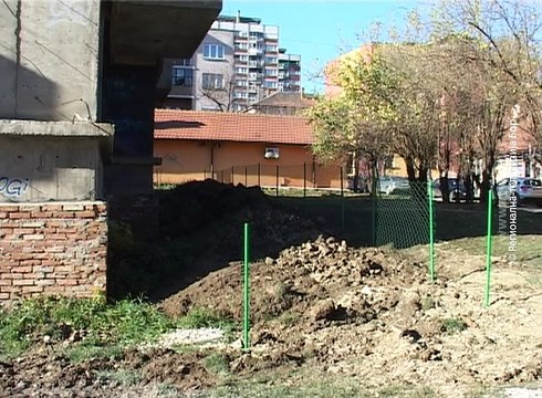 Postavljanje ograde oko zgrade Mulen Ruž u Boru, 23. novembar 2017 (RTV Bor)