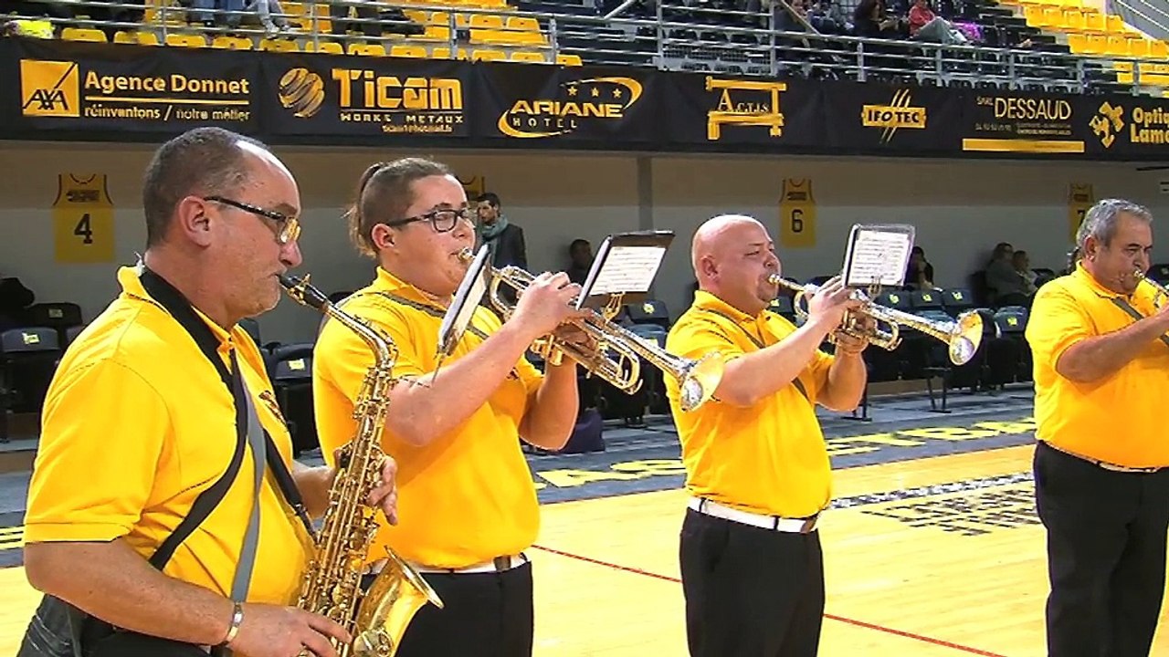 La fanfare de Martigues a animé la rencontre de Basket Fos-Bourg en Bresse