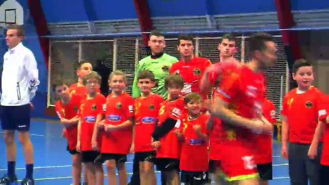 Les minots de l'école de hand ont accompagné l'entrée des joueurs.