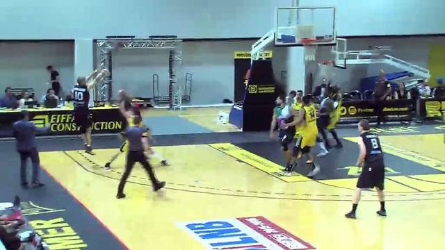 Deux beaux paniers consécutifs du Fos Provence Basket