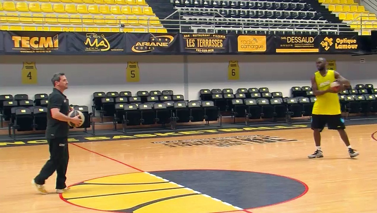 Concours de paniers improvisé au Fos Basket