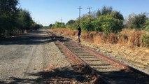 Un skateboard électrique sur chemin de fer abandonné aux Etats-unis