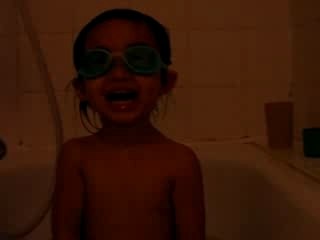 Fantine dans le bain