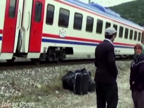 Elektrikler kesilince, yolcu treni yolda kaldı