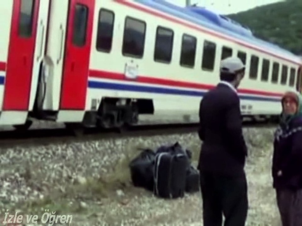 Elektrikler kesilince, yolcu treni yolda kaldı