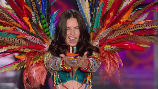 Victoria’s Secret Fashion Show Shanghai 2017 I Adriana Lima ! En exclusivité sur ELLE Girl !