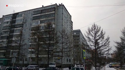 Pillan a sus vecinos arrojando la basura desde lo alto del edificio