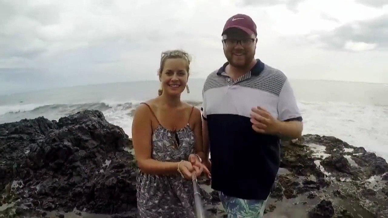 Ce couple fait un selfie en mode NOYADE... Grosse vague pas prévue