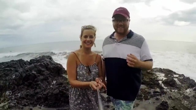 Ce couple fait un selfie en mode NOYADE... Grosse vague pas prévue