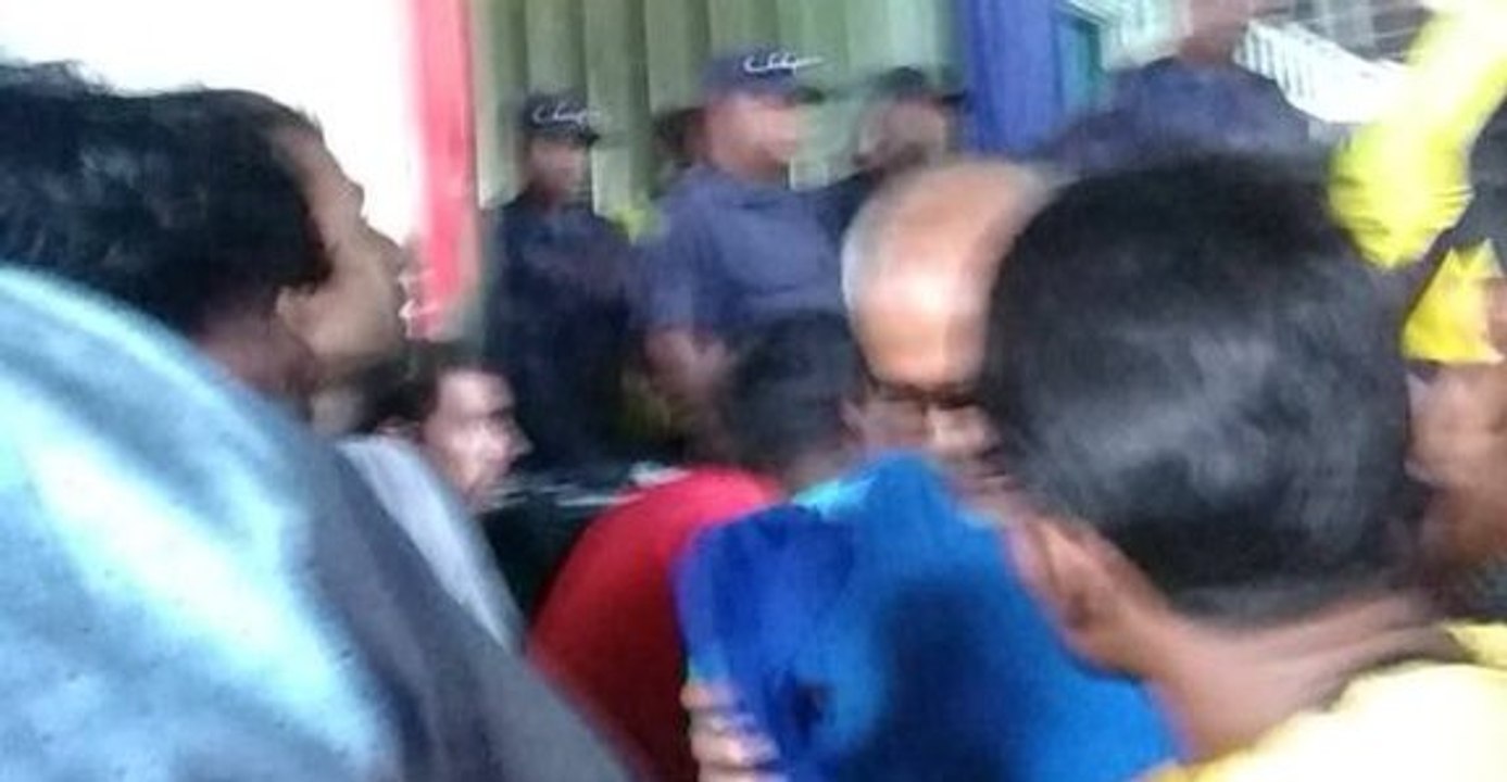 Refugees Hide as Police Storm Manus Compound