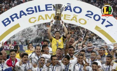 Jogadores do Corinthians levantam a taça de campeão brasileiro 2017; assista!