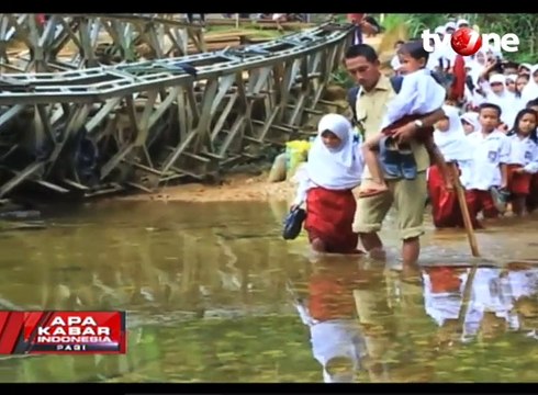 Siswa Bertaruh Nyawa Seberangi Sungai untuk Sekolah
