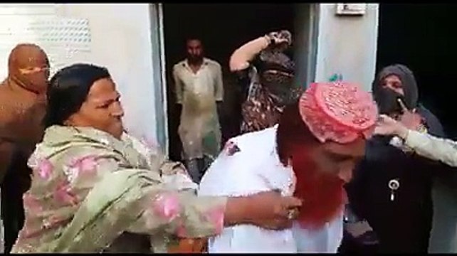 اولاد کے لئے جعلی پیر سے دم کروانے آنے والی خواتین کے ساتھ پیر نے کیا کیااور پھر ان خواتین نے پیر کے ساتھ کیا کیا ۔۔ذرا دیکھیے۔۔۔