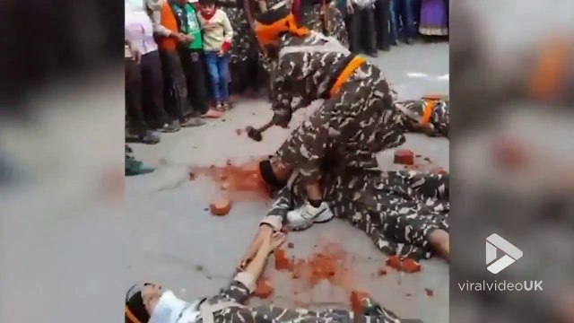 Les yeux bandés il éclate des briques à quelques cm de la tête de ses amis