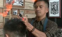 Unik Nih, Cukur Rambut dengan Semburan Api