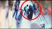 کراچی عزیزہ آباد میں دن دیہاڑے عورت کے ساتھ ڈکیتی کی واردات کی ویڈیو دیکھیں۔ ویڈیو: حیدر علی۔ کراچی