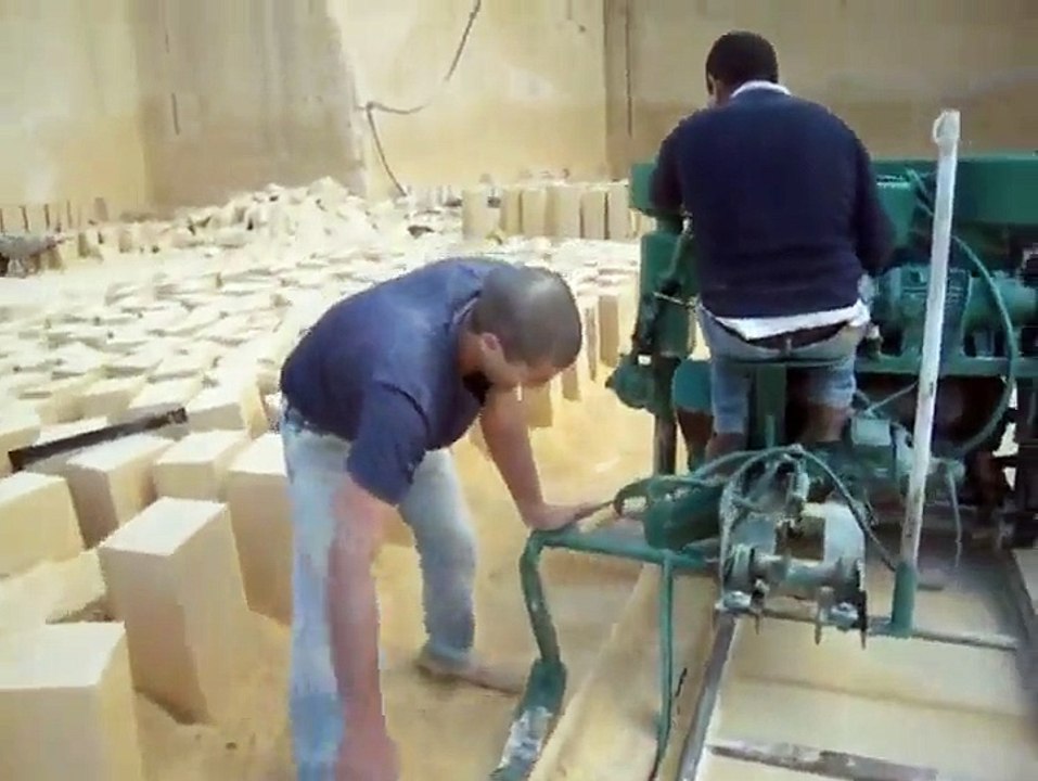 Machine incroyable qui coupe les pierres parfaitement taillées
