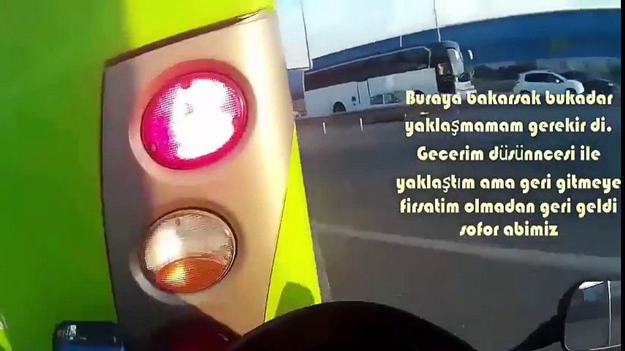 Tam kavga edecekken sinirden trafik polisliğine soyunan adam