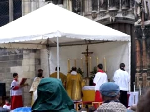 SCANDALE AU COEUR D'AMIENS ... Des catholiques a la rue ....