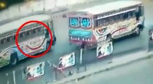 ایم اے جناح روڈ کے قریب ٹریفک حادثے میں چار سال کی سکینہ زندگی کی بازی ہار گئی۔ واقعہ کی سی.سی.ٹی.وی فوٹیج دیکھیں.