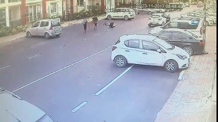 Babasının Gözü Önünde Araba Çarptı