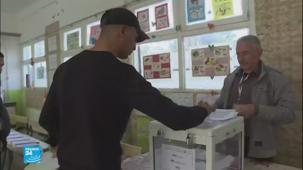 الجزائريون يتوجهون إلى صناديق الاقتراع للتصويت في انتخابات محلية