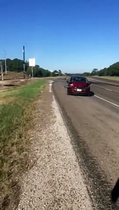 Sa voiture accidentée, il se sert du klaxon comme instrument pour chanter