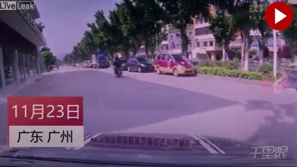 Aracına sürten motosikletlinin belası oldu