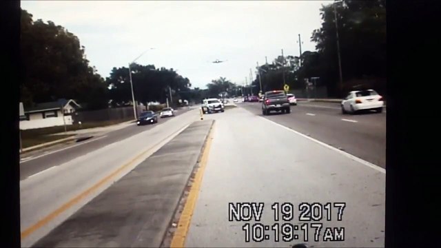 Un avion avec une panne moteur tente d’atterrir sur une route