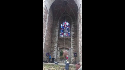 Le Père Noël descend de l'abbaye de Stavelot en rappel !