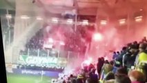 Les fans du Lechia Gdansk et de l'Arka Gdynia se lancent des fumigènes !