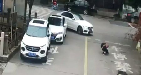 Ayakkabısını Bağlamak İçin Eğilen Çocuk Arabanın Altında Kaldı