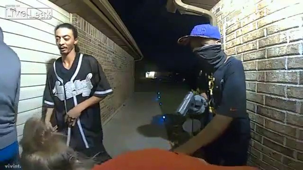 Par chance, ces 2 braqueurs ont peur des chiens... Braquage qui se termine très vite!