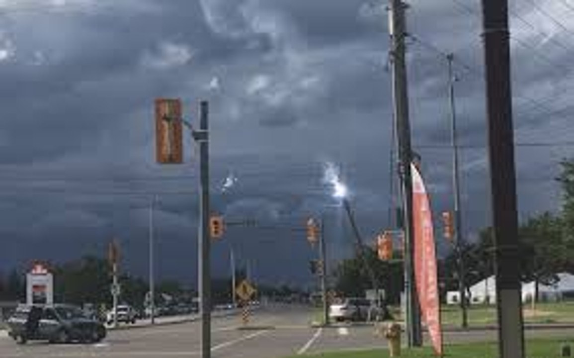 T'es boxeur ou magicien... Il éteint tout le quartier en 1 coup de poing