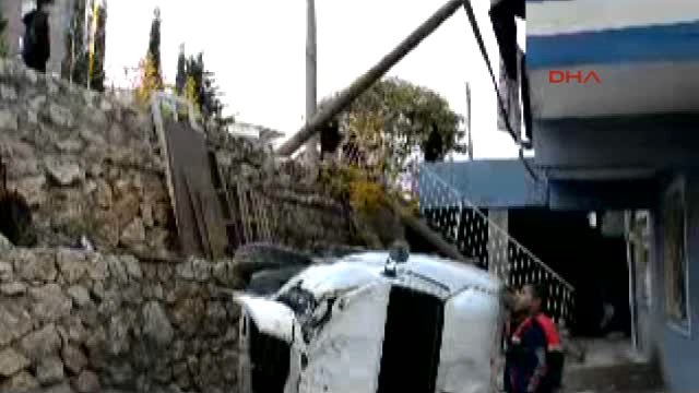 Adıyaman Hafif Ticari Araç, Evin Bahçesine Devrildi