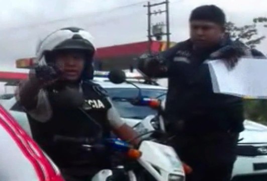 Un policía se esconde entre la maleza luego de un cruce de balas con dos supuestos antisociales