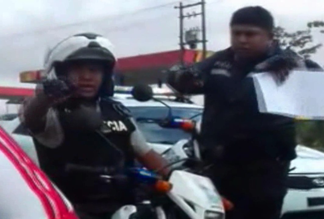 Un policía se esconde entre la maleza luego de un cruce de balas con dos supuestos antisociales