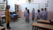 Öğrenciler, 'Benim Adım Öğretmen' Şarkısını İşaret Diliyle Seslendirdi
