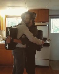 Jouer de l'accordéon.. sur celui de son pote !