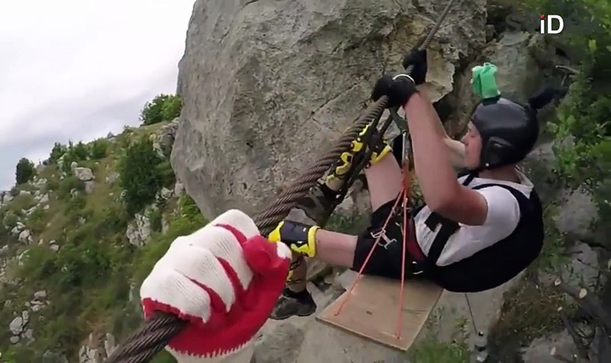 Quand ta zipline se casse à 400m au-dessus du sol.. Saute en parachute !