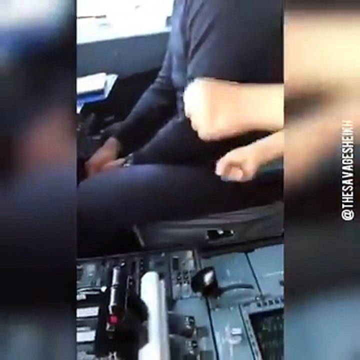 Cet enfant fait la leçon au pilote d'un A380 avant le décollage !