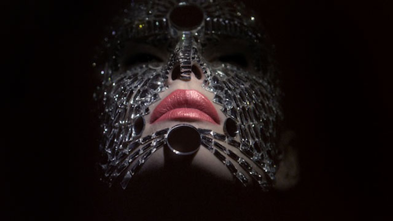 "MIROIR, MIROIR" بتصوّر بيتر فيليبس المدير الإبداعي لمستحضرات التجميل في Chanel