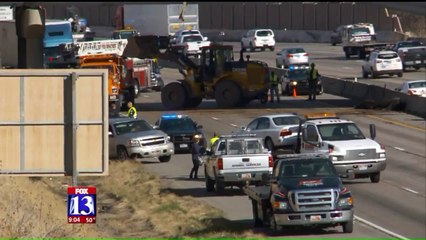 Video herunterladen: Rollover Crash Sends Cows Falling from Highway Overpass