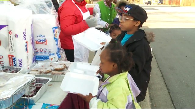 Woman Cooks Thanksgiving Dinner for Struggling Neighbors