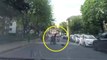Un passant charge deux voleurs en scooter pour essayer de les arrêter